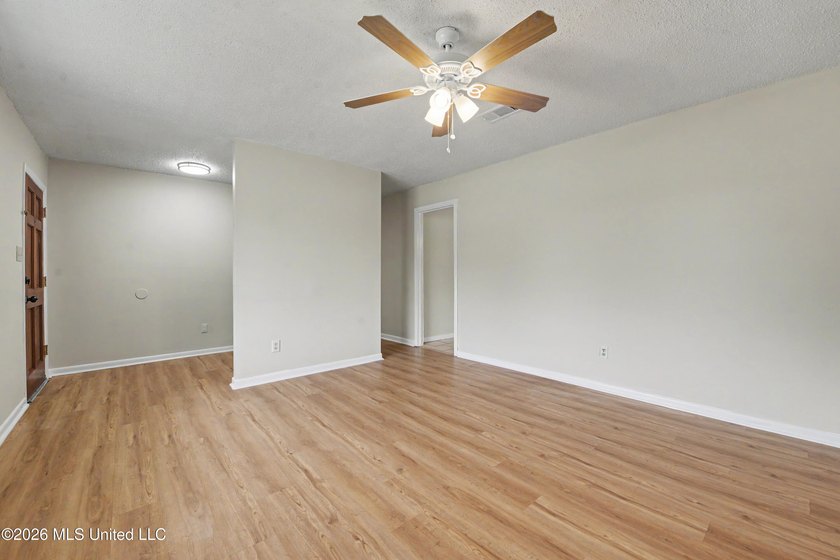 Move-in ready and priced to sell! This beautifully refreshed - photo 6