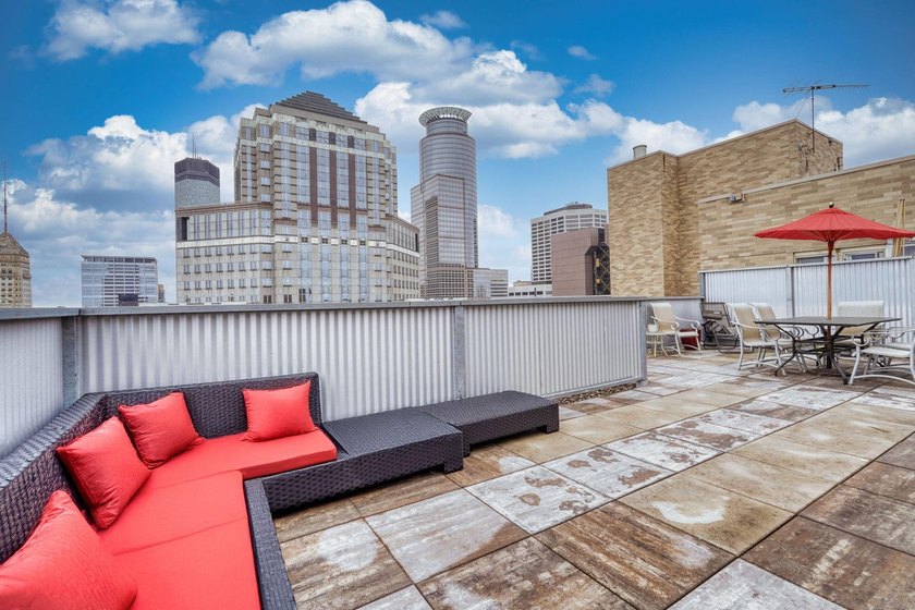 This affordable downtown Minneapolis condo offers gorgeous - photo 2