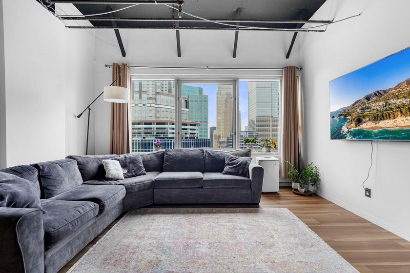 This affordable downtown Minneapolis condo offers gorgeous - photo 8