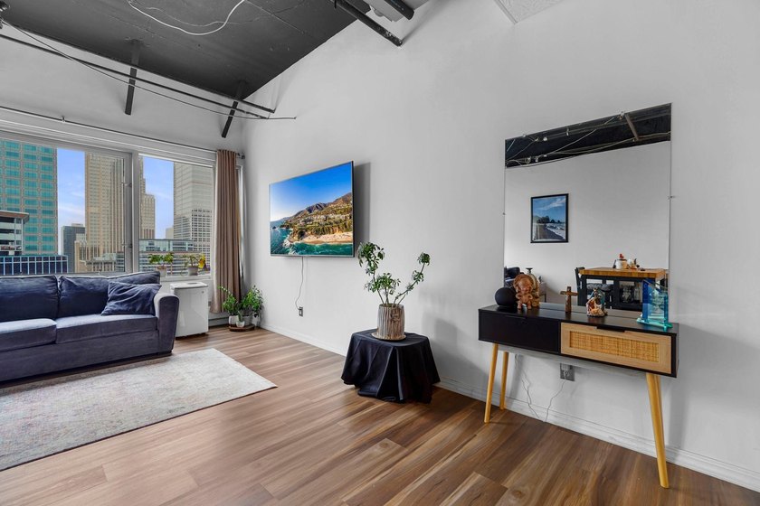 This affordable downtown Minneapolis condo offers gorgeous - photo 10