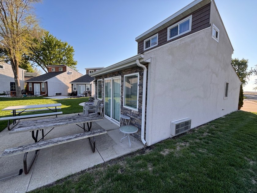Experience the best of refined lake living with this exceptional - photo 3
