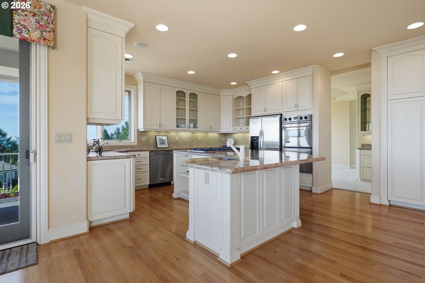 Commanding panoramic views of Mt. Adams, Mt. Hood, and Mt. St - photo 13