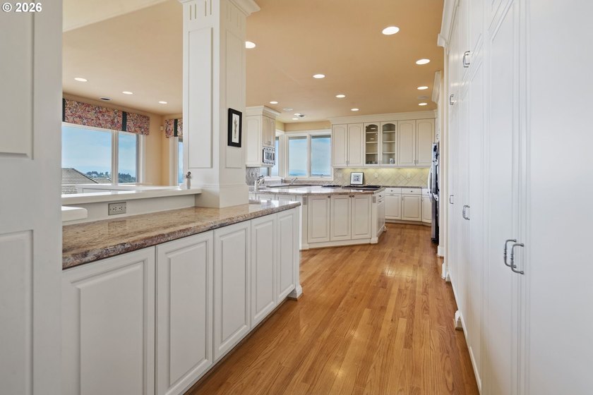 Commanding panoramic views of Mt. Adams, Mt. Hood, and Mt. St - photo 16