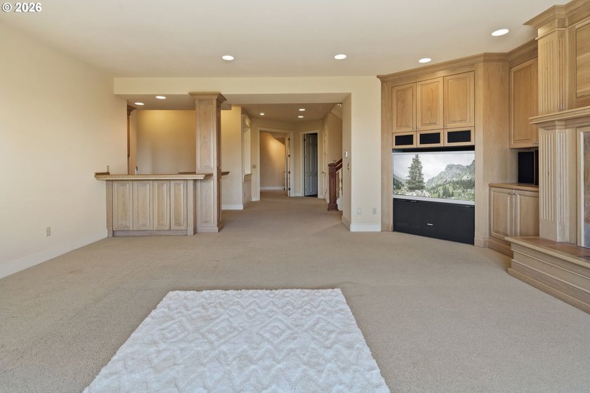 Commanding panoramic views of Mt. Adams, Mt. Hood, and Mt. St - photo 37