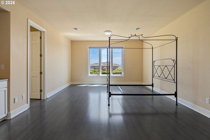 Commanding panoramic views of Mt. Adams, Mt. Hood, and Mt. St - photo 43