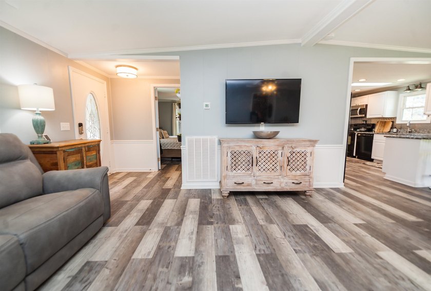 Perfect location in the desired district 2 on Lake Bowen. This - photo 4