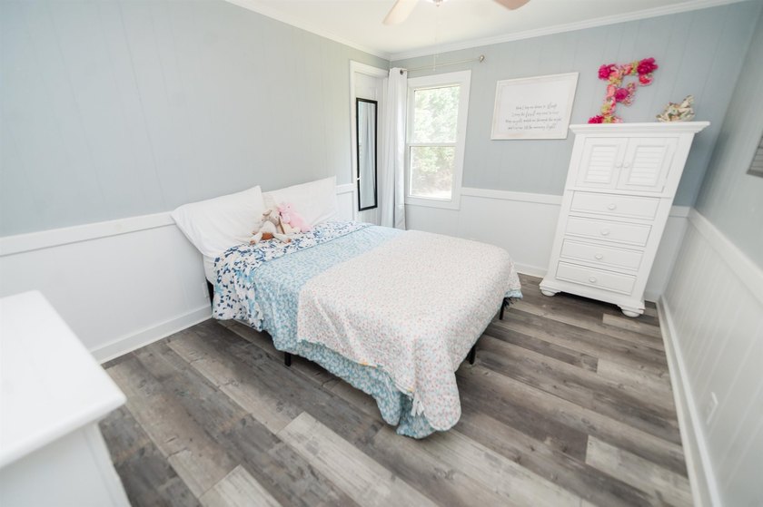 Perfect location in the desired district 2 on Lake Bowen. This - photo 9