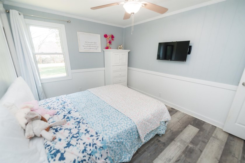 Perfect location in the desired district 2 on Lake Bowen. This - photo 10