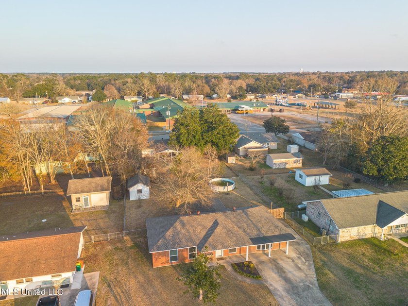 Charming rancher in a well established neighborhood at Quarels - photo 3