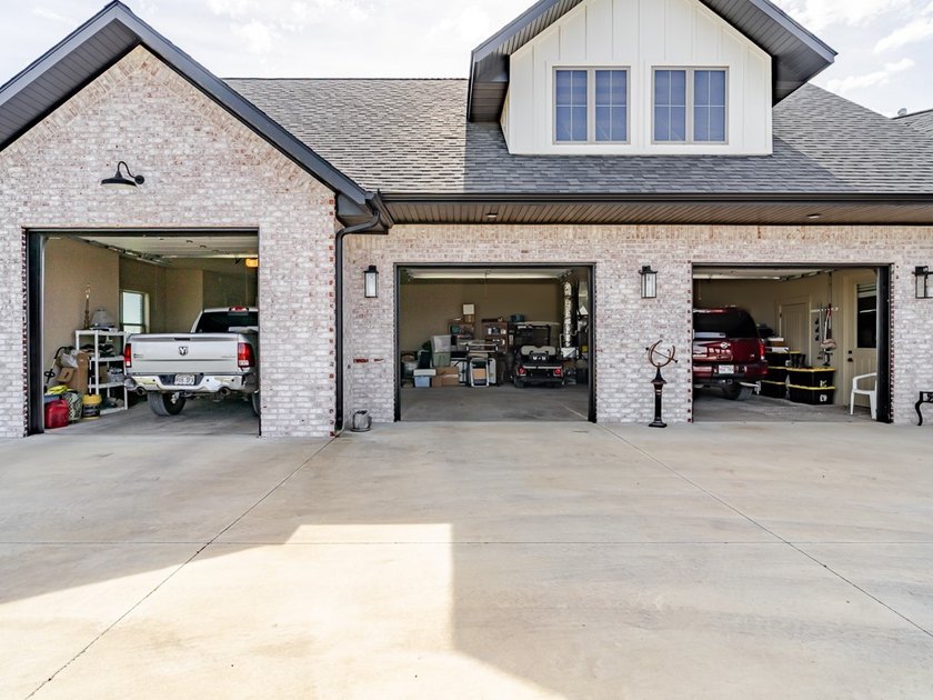 Lovely New spacious home completed in 2024 situated on 5 - photo 3