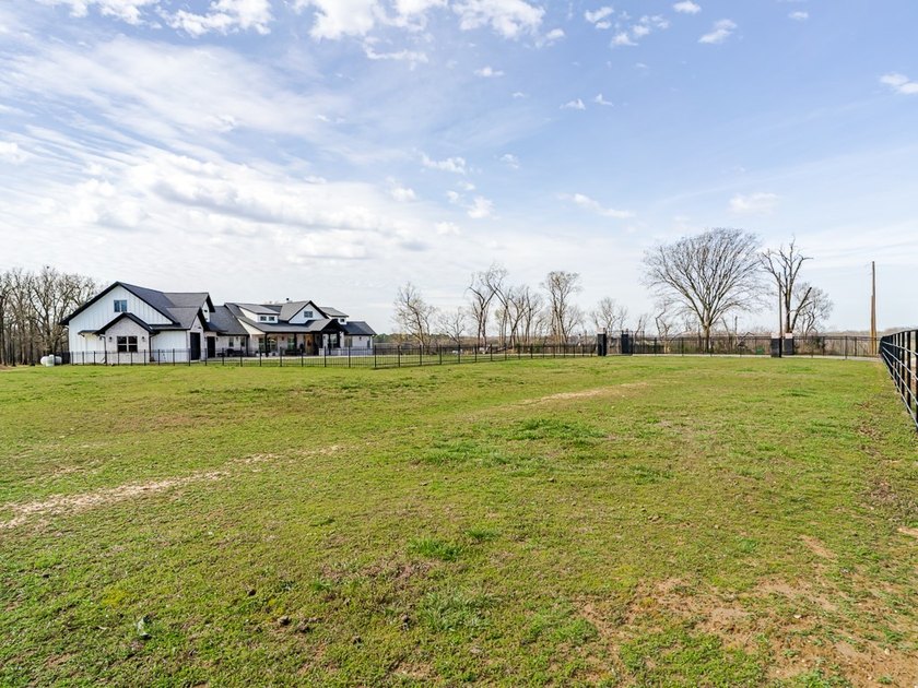 Lovely New spacious home completed in 2024 situated on 5 - photo 4