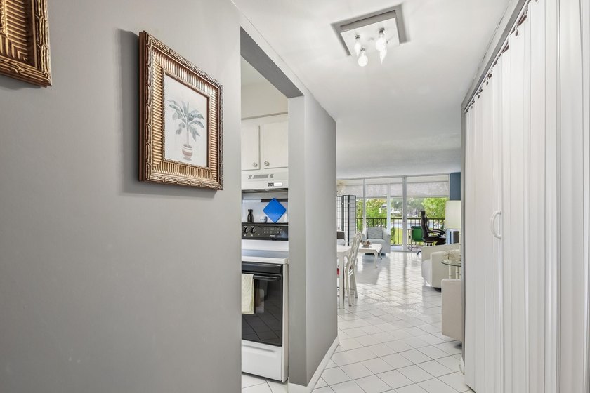 Well-maintained and furnished 1-bedroom condo featuring a - photo 2