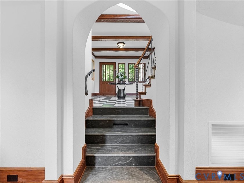Known historically as the Hummel House, or Hill Crest by the - photo 12