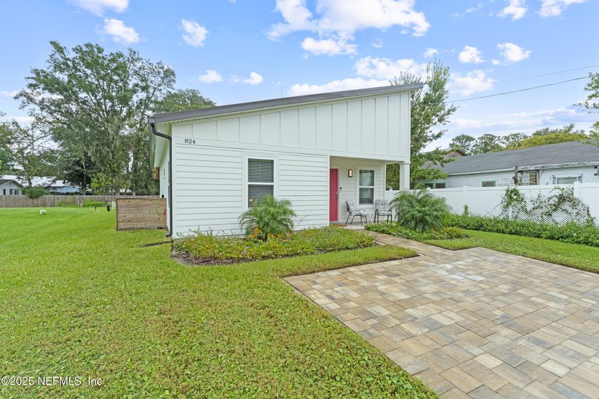 Step into this beautifully crafted new construction home - photo 3