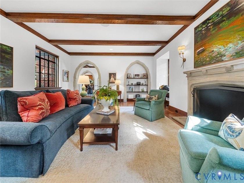 Known historically as the Hummel House, or Hill Crest by the - photo 17
