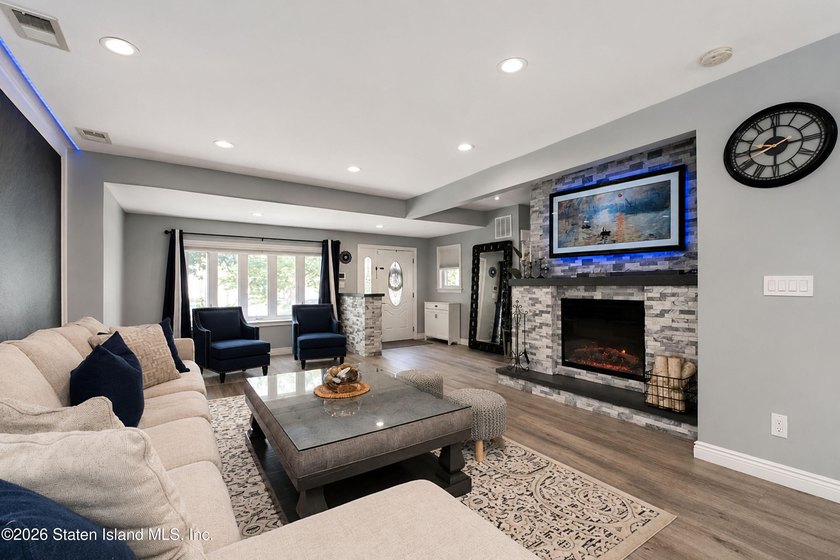 Welcome to this exceptional detached two-family residence where - photo 32