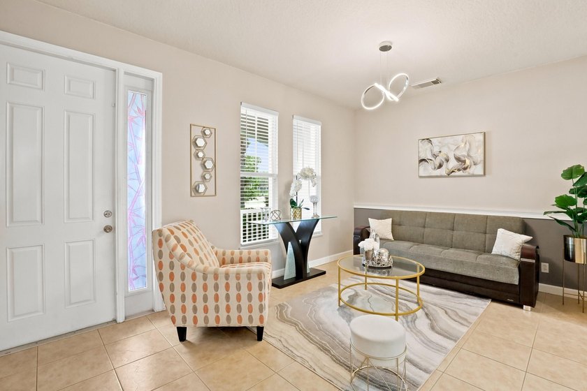 Welcome to this three-bedroom, 2.5-bathroom residence provides - photo 5