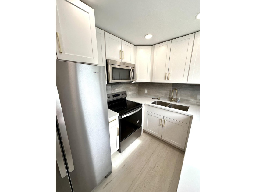 Spectacular &amp; Move-in Ready First floor corner unit in 55+ - photo 3