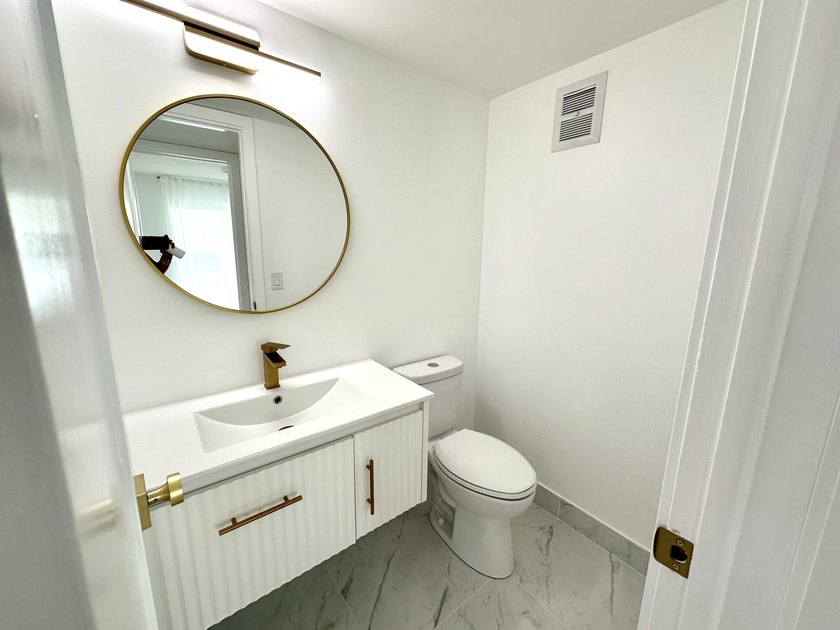 Spectacular &amp; Move-in Ready First floor corner unit in 55+ - photo 9