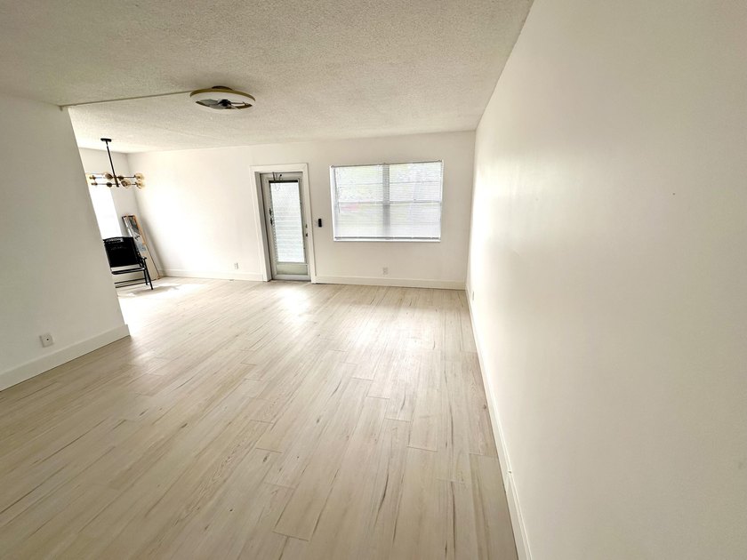 Spectacular &amp; Move-in Ready First floor corner unit in 55+ - photo 10
