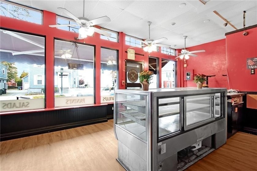Tremendous Investment Opportunity in Bristol, RI. This amazing - photo 2