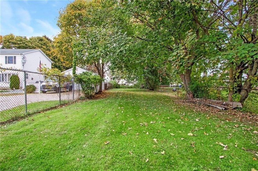 Tremendous Investment Opportunity in Bristol, RI. This amazing - photo 3