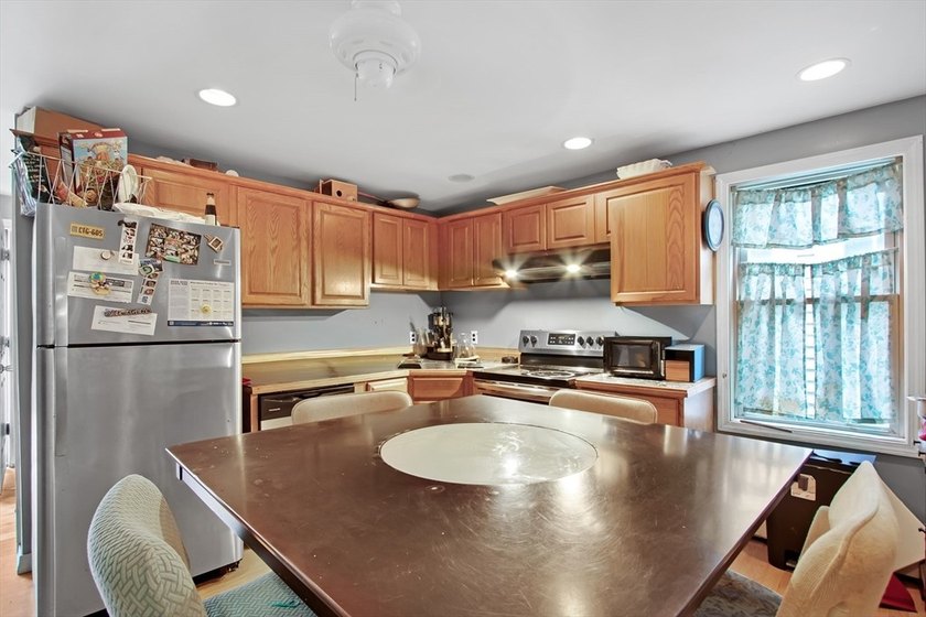 Tremendous Investment Opportunity in Bristol, RI. This amazing - photo 4
