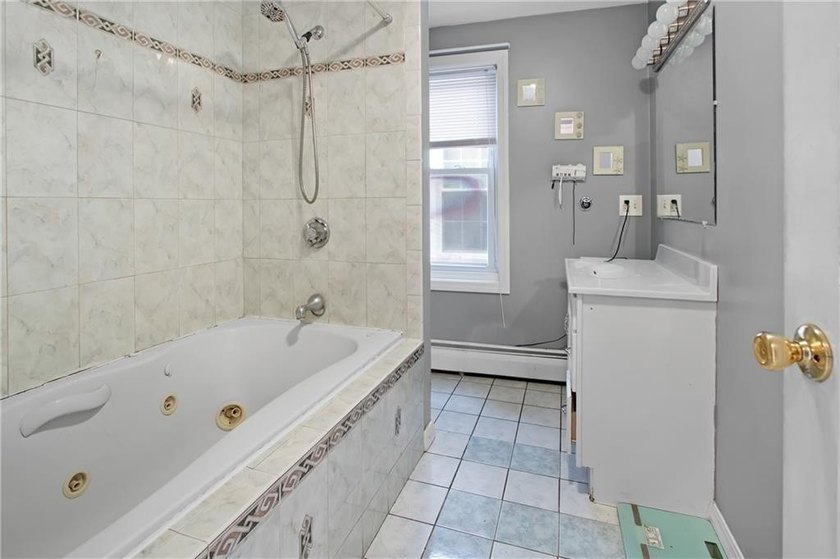 Tremendous Investment Opportunity in Bristol, RI. This amazing - photo 7