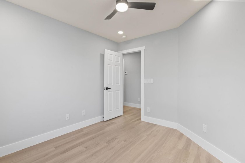 Welcome to this beautifully fully renovated 3 bedrooms, 2 and a - photo 22