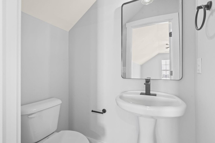 Welcome to this beautifully fully renovated 3 bedrooms, 2 and a - photo 31