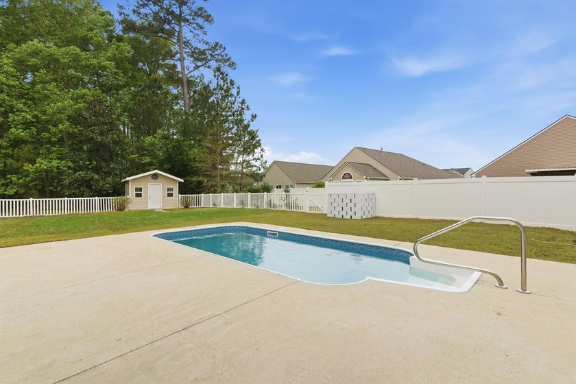 Welcome to this beautifully fully renovated 3 bedrooms, 2 and a - photo 42
