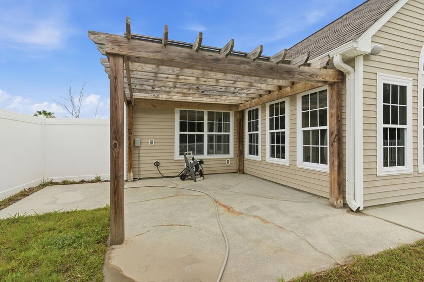Welcome to this beautifully fully renovated 3 bedrooms, 2 and a - photo 44