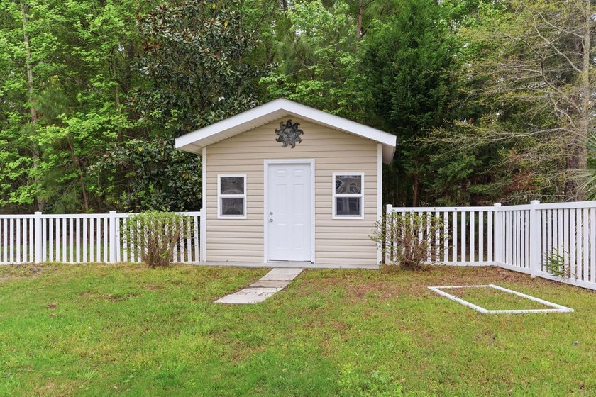 Welcome to this beautifully fully renovated 3 bedrooms, 2 and a - photo 46