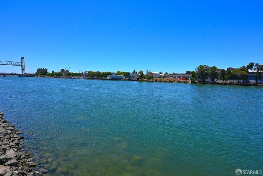 Rare opportunity to enjoy true waterfront living in the Bay - photo 4