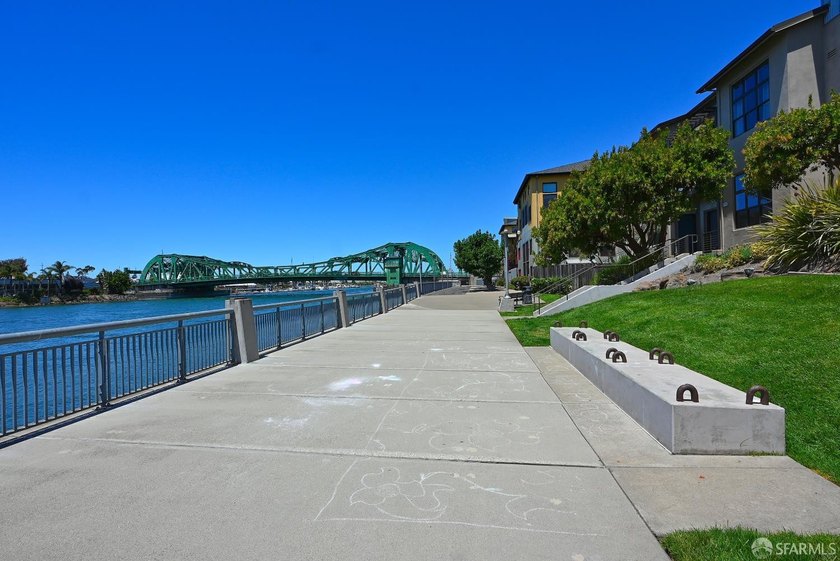 Rare opportunity to enjoy true waterfront living in the Bay - photo 7