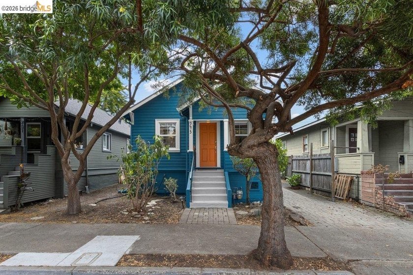This exceptional 1927 early century cottage presents an - photo 4