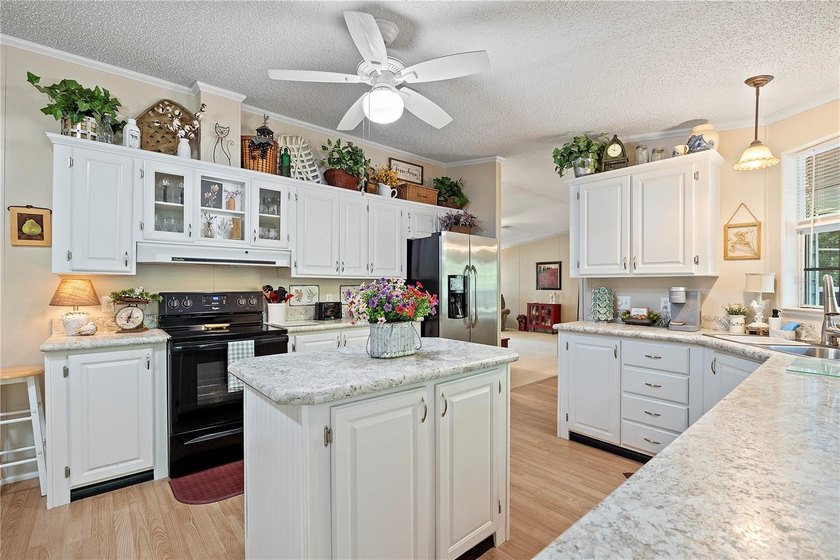 Check out this Beautiful Light and Bright Triple Wide on 10 - photo 4
