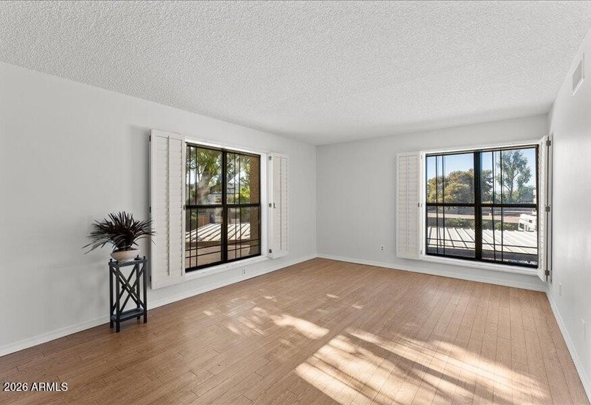 GOLF COURSE COMMUNITY &amp; Contemporary Spacious Updates -TURN-KEY - photo 8