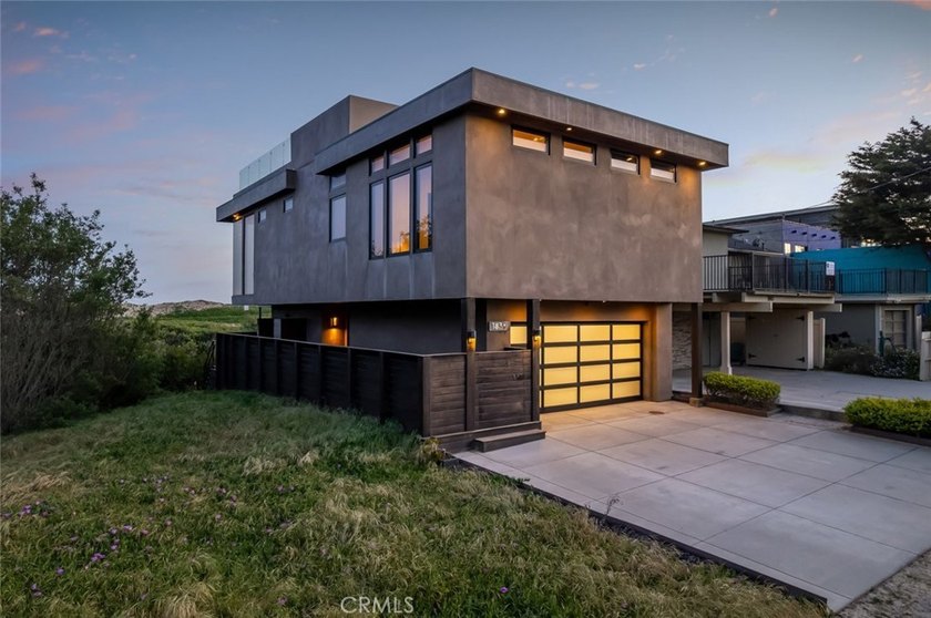 Discover luxury oceanfront living in this custom 3 bedroom, 2 - photo 4