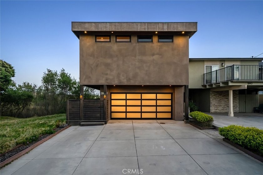 Discover luxury oceanfront living in this custom 3 bedroom, 2 - photo 5