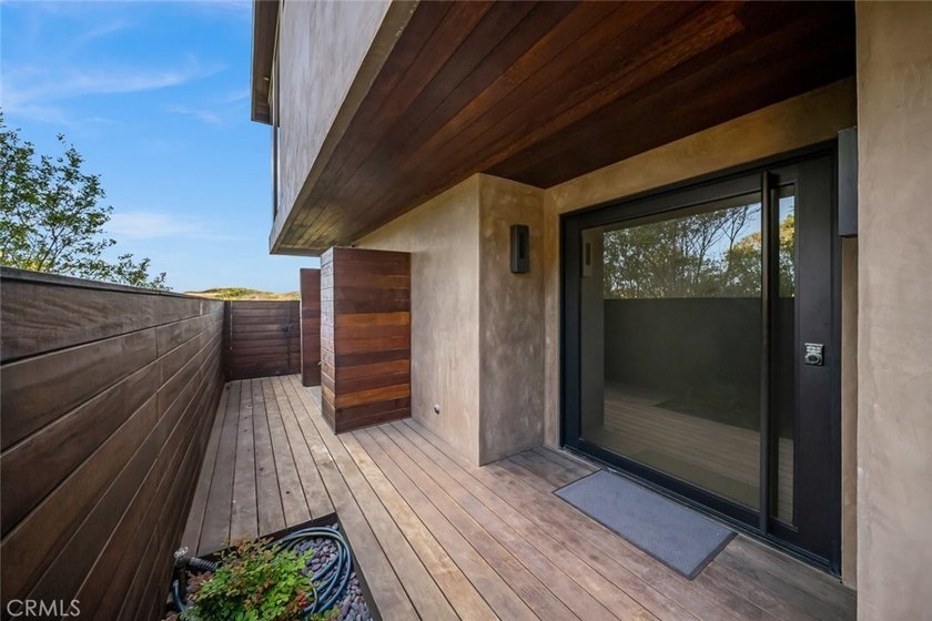 Discover luxury oceanfront living in this custom 3 bedroom, 2 - photo 6