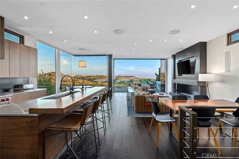 Discover luxury oceanfront living in this custom 3 bedroom, 2 - photo 8