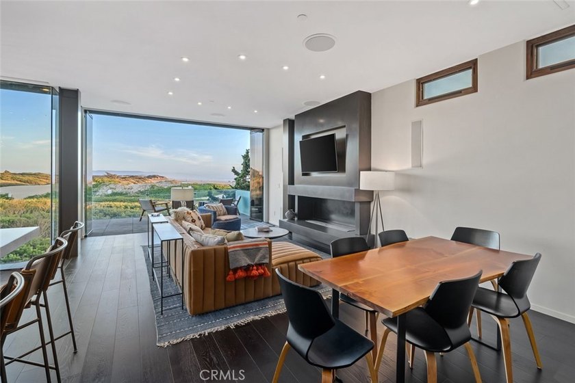 Discover luxury oceanfront living in this custom 3 bedroom, 2 - photo 9