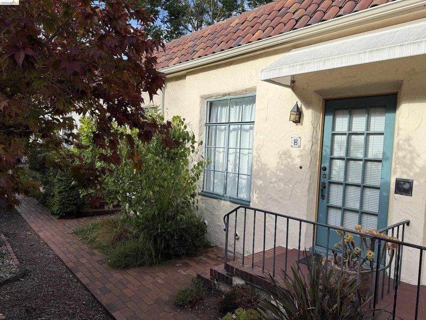 Romantic Spanish Revival Courtyard Condo/Townhouse on one level - photo 2