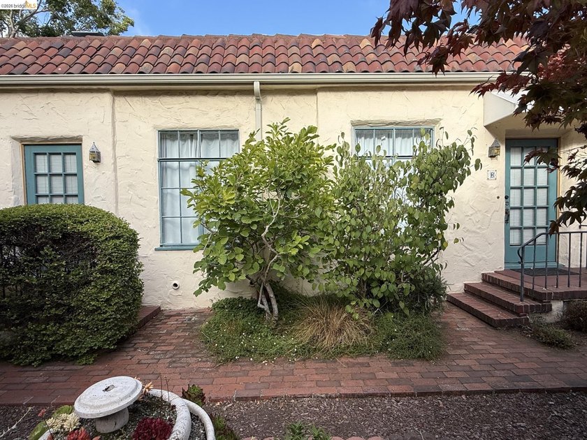 Romantic Spanish Revival Courtyard Condo/Townhouse on one level - photo 4