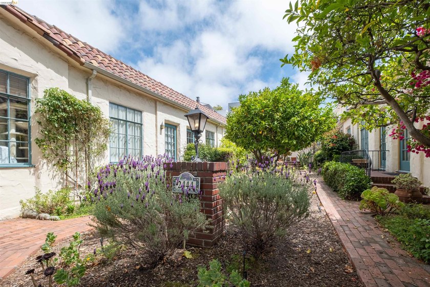 Romantic Spanish Revival Courtyard Condo/Townhouse on one level - photo 5