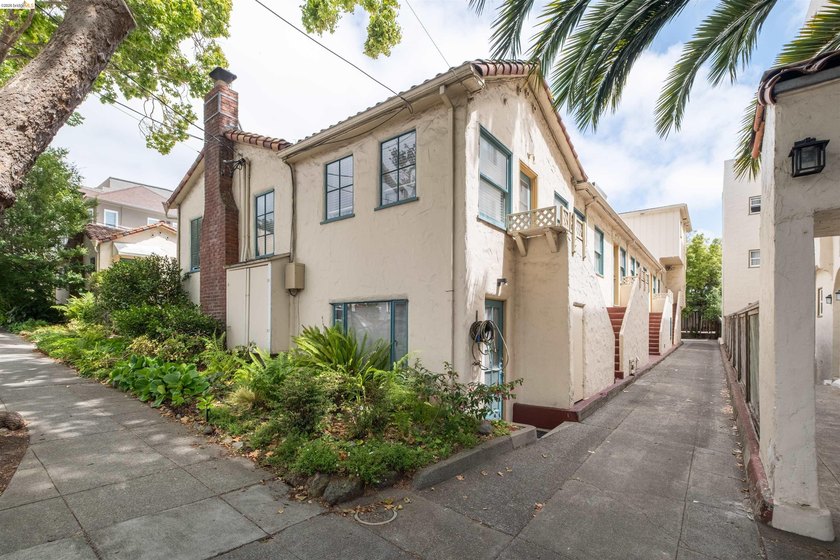 Romantic Spanish Revival Courtyard Condo/Townhouse on one level - photo 7