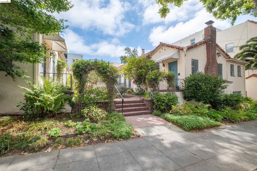 Romantic Spanish Revival Courtyard Condo/Townhouse on one level - photo 9