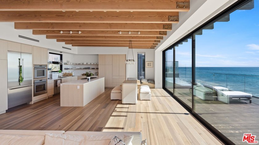 Beautiful, turnkey beachfront retreat in the coveted Malibu Road - photo 4