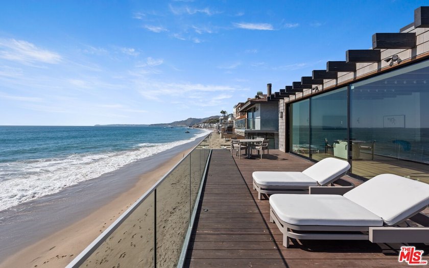 Beautiful, turnkey beachfront retreat in the coveted Malibu Road - photo 6